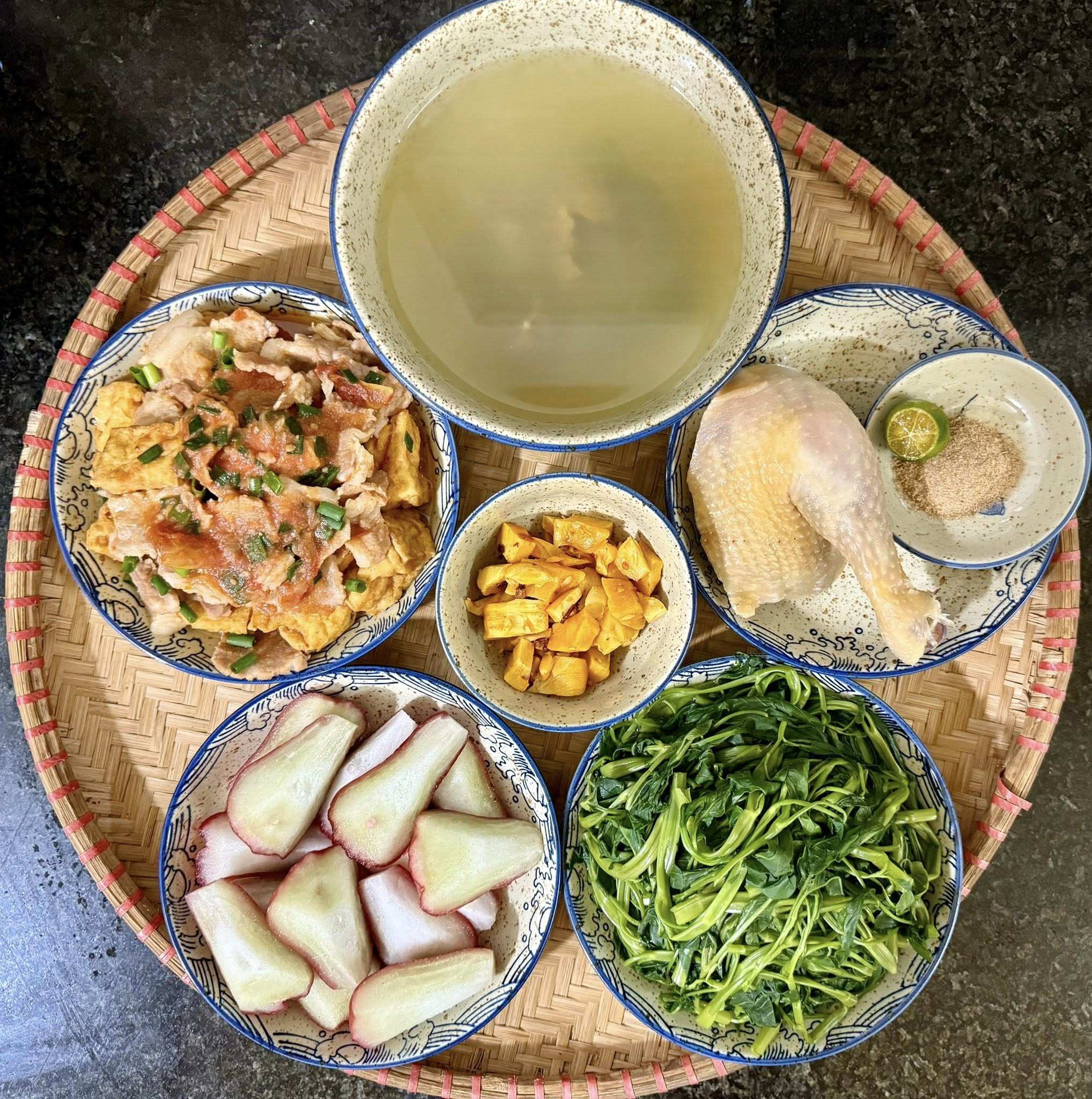 Đậu sốt thịt - Gà luộc - Rau muống luộc