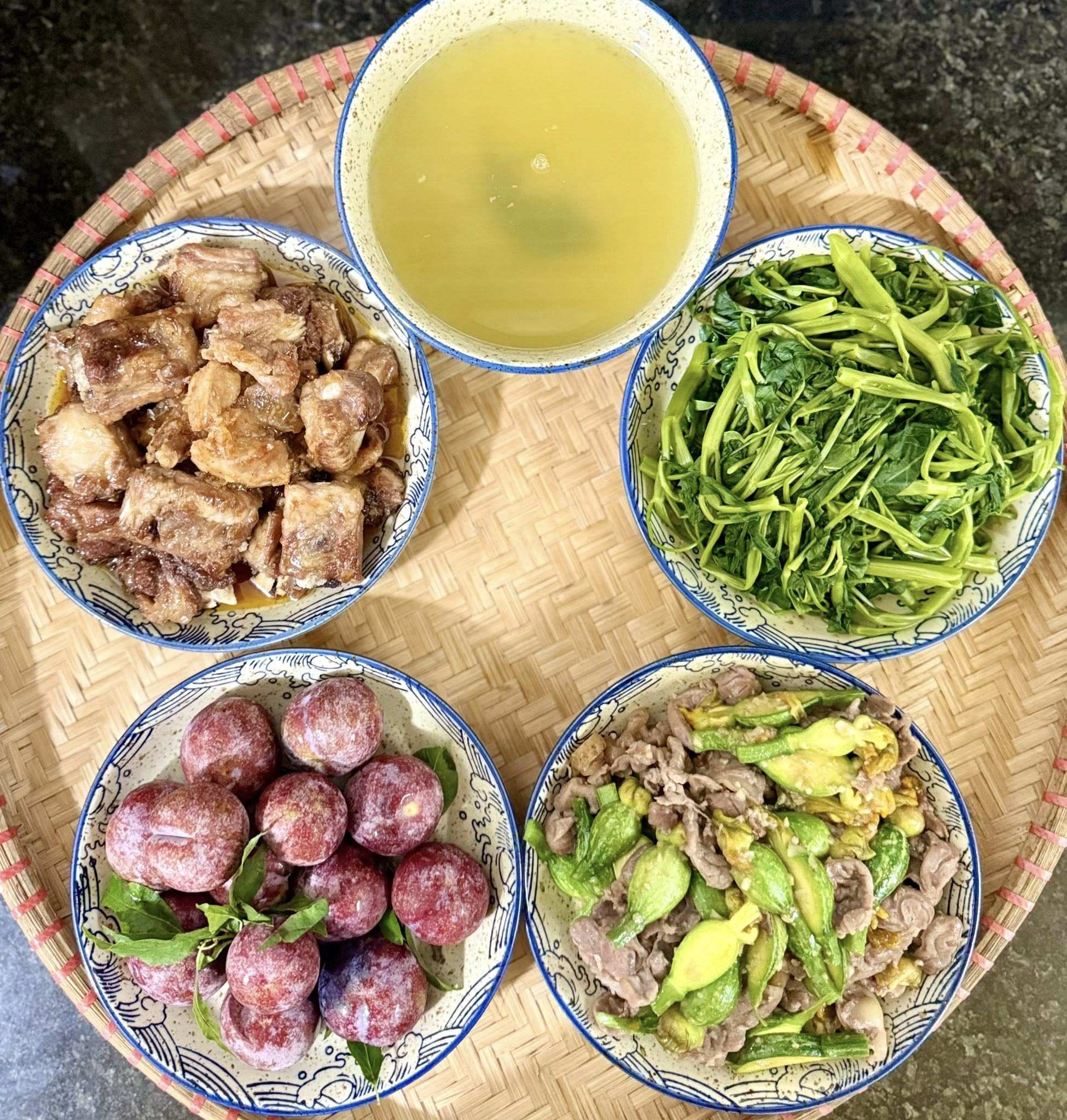 Sườn chua ngọt - Thịt bò xào bí bao tử - Rau muống luộc