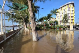 Bến Ninh Kiều lại chìm trong nước triều