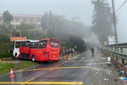 Tin tức trong ngày - Kinh hãi xe khách chở 36 người trôi trên đường đèo Ô Quy Hồ rồi đâm vào trường học
