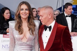 Minh tinh Elizabeth Hurley bị trêu vì vòng một nóng bỏng ở tuổi 60