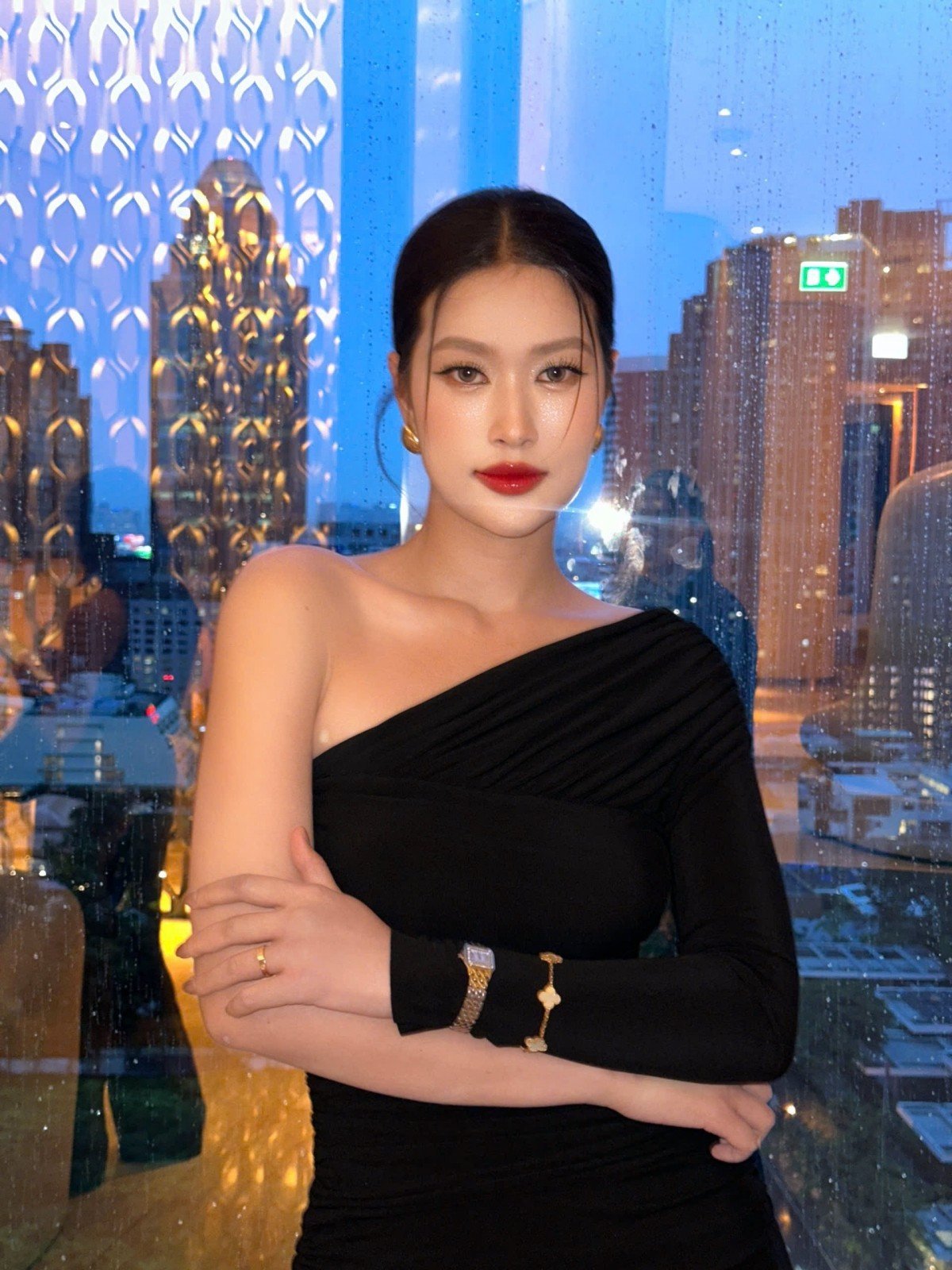 Hoa hậu Thiên Ân chung khung hình với Miss World 2025 Opal Suchata tại Thái Lan - 3