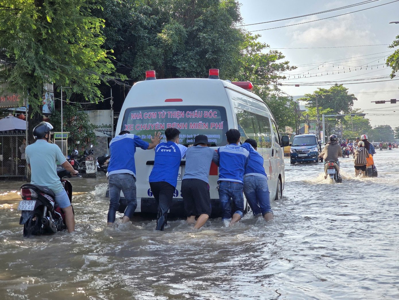 Bến Ninh Kiều lại chìm trong nước triều - 11