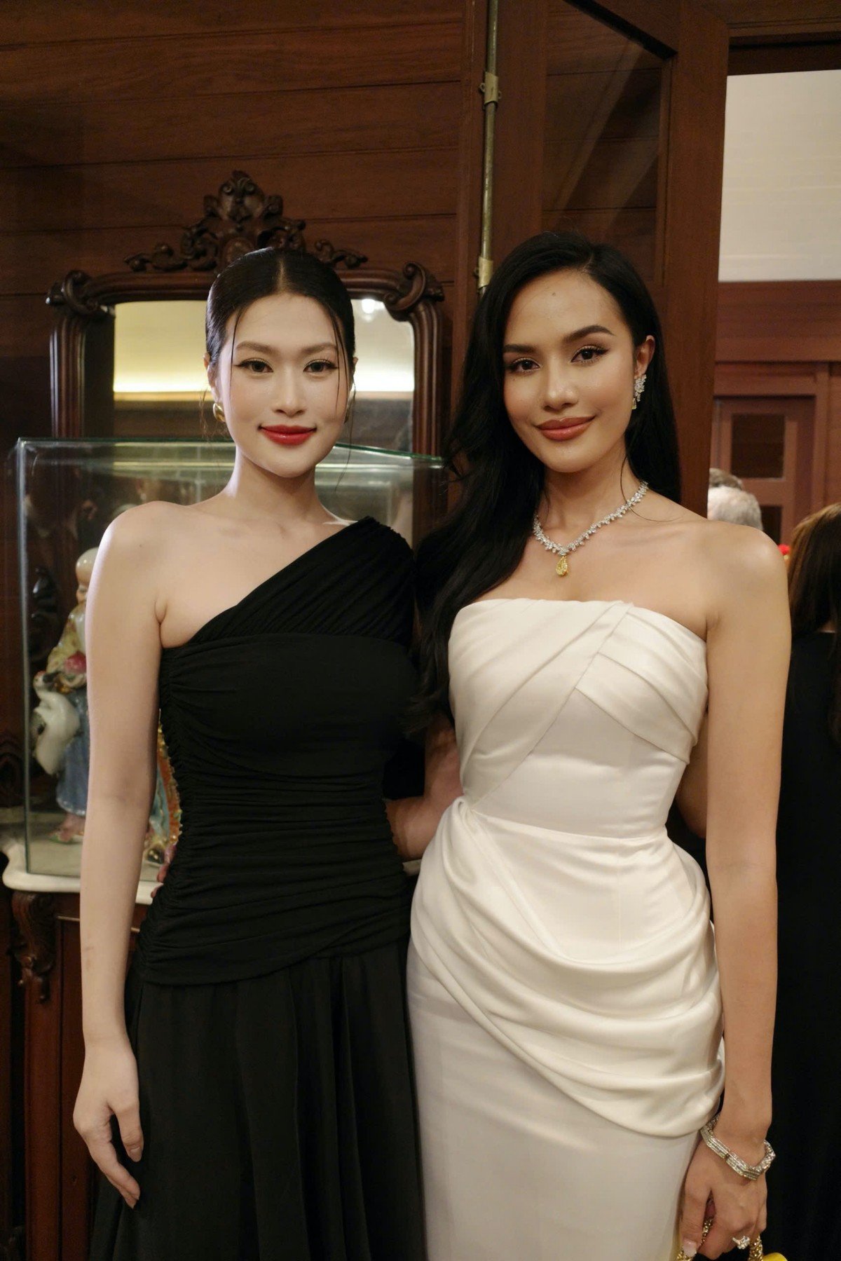 Hoa hậu Thiên Ân chung khung hình với Miss World 2025 Opal Suchata tại Thái Lan - 4