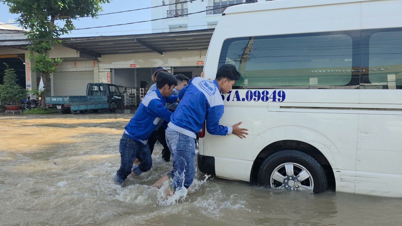 Bến Ninh Kiều lại chìm trong nước triều - 12