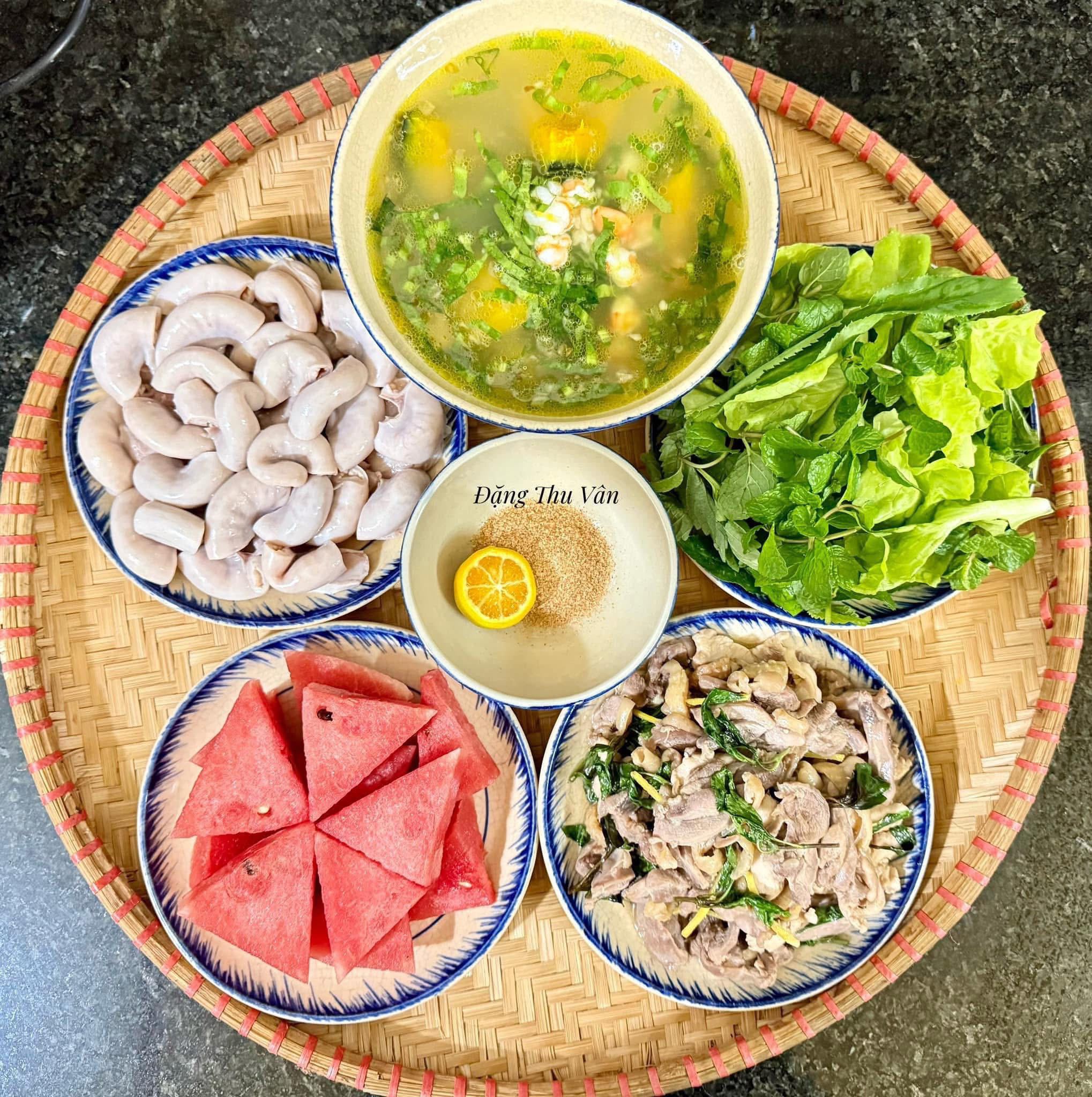 Gà xào húng quế - Tràng lợn luộc - Canh bí đỏ nấu tôm