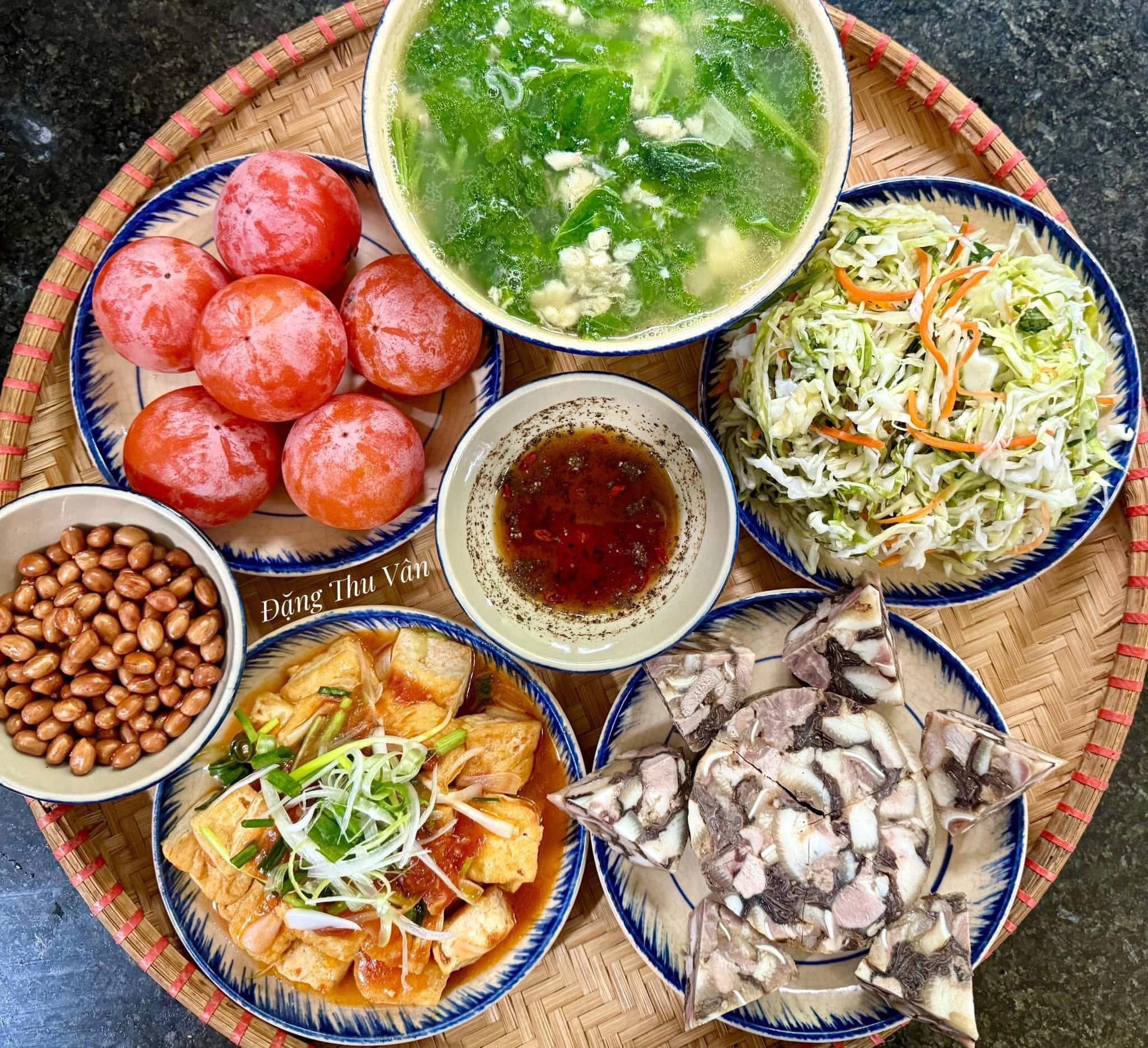 Giò thủ xào - Đậu sốt cà chua - Canh cá rô nấu rau cải - Dưa bắp cải