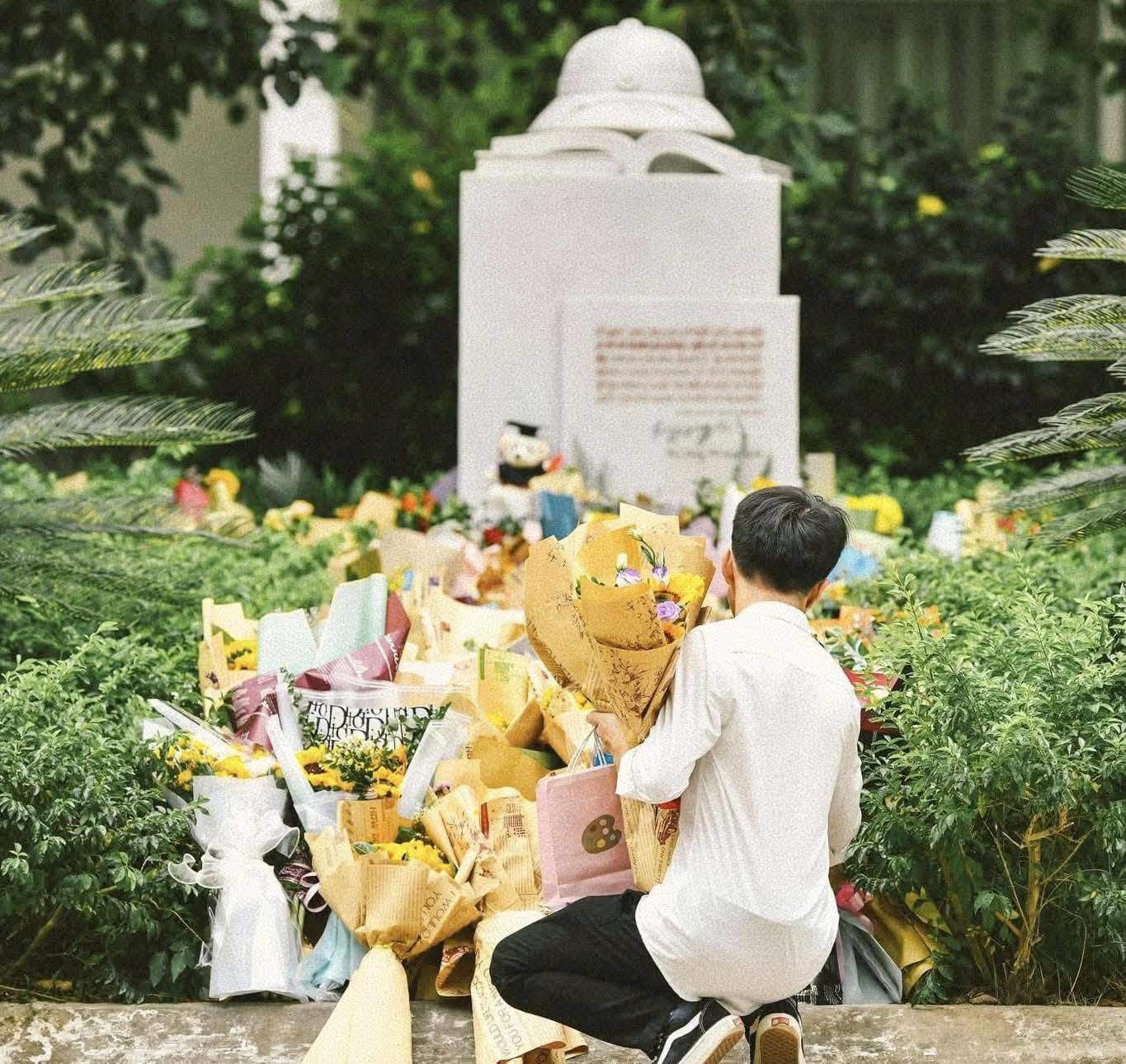 Hình ảnh tân kỹ sư, cử nhân Bách Khoa đặt hoa tri ân tại tượng đài “Cán bộ và sinh viên xếp bút nghiên lên đường bảo vệ Tổ quốc” được dân mạng chia sẻ rộng rãi