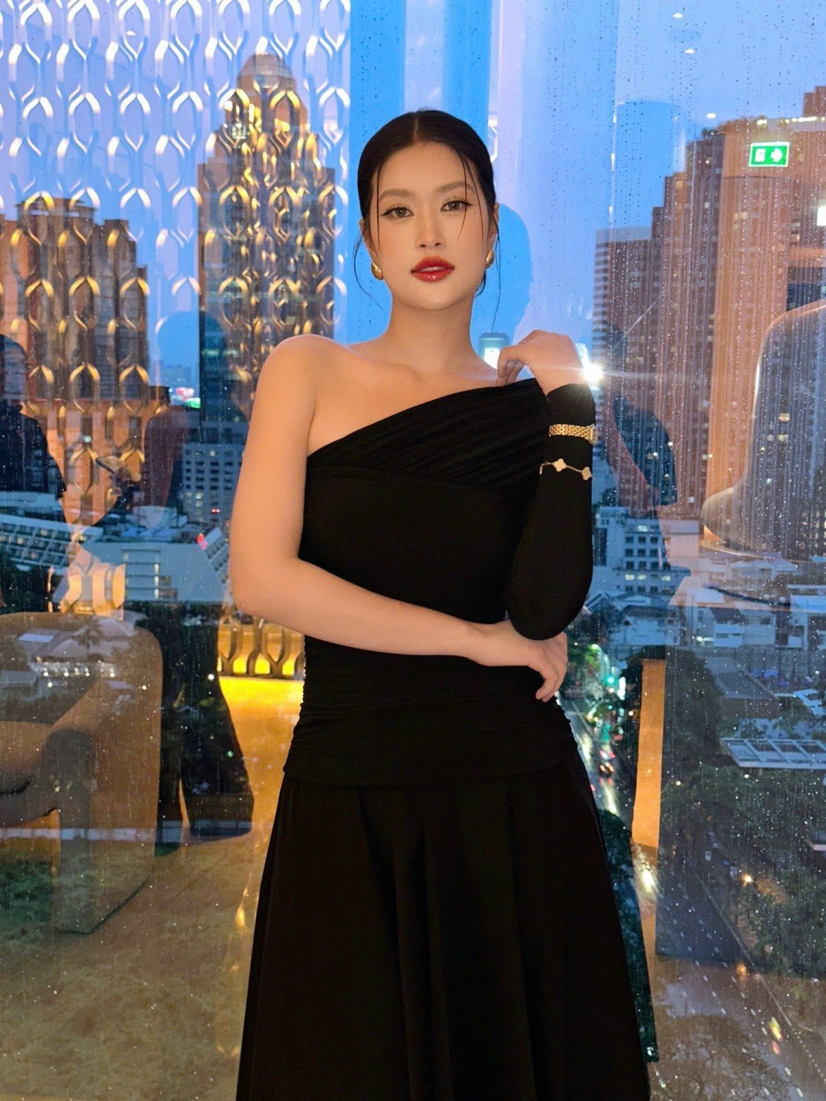 Hoa hậu Thiên Ân chung khung hình với Miss World 2025 Opal Suchata tại Thái Lan - 6