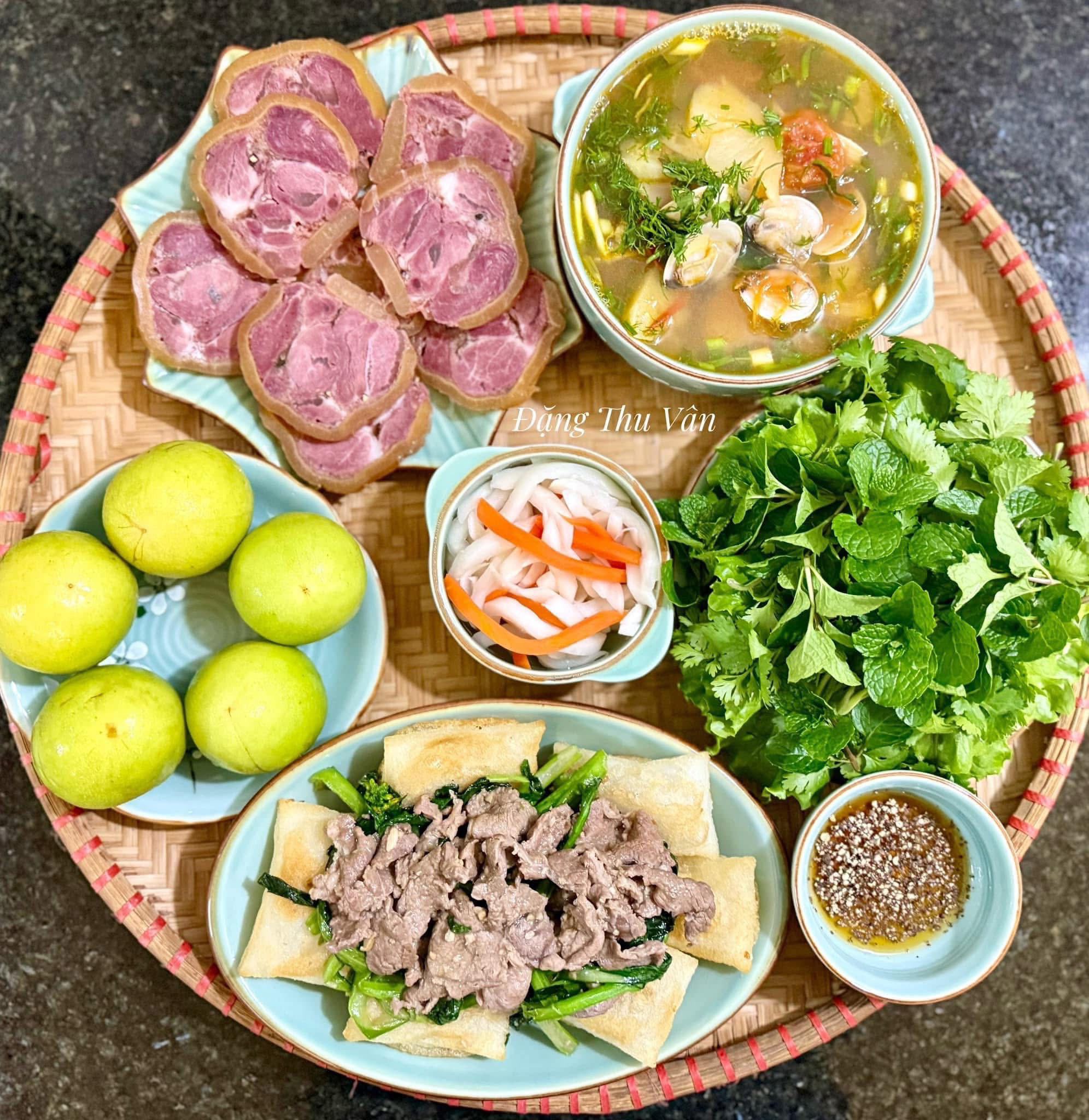 Canh ngao nấu chua - Phở chiên - Giò me