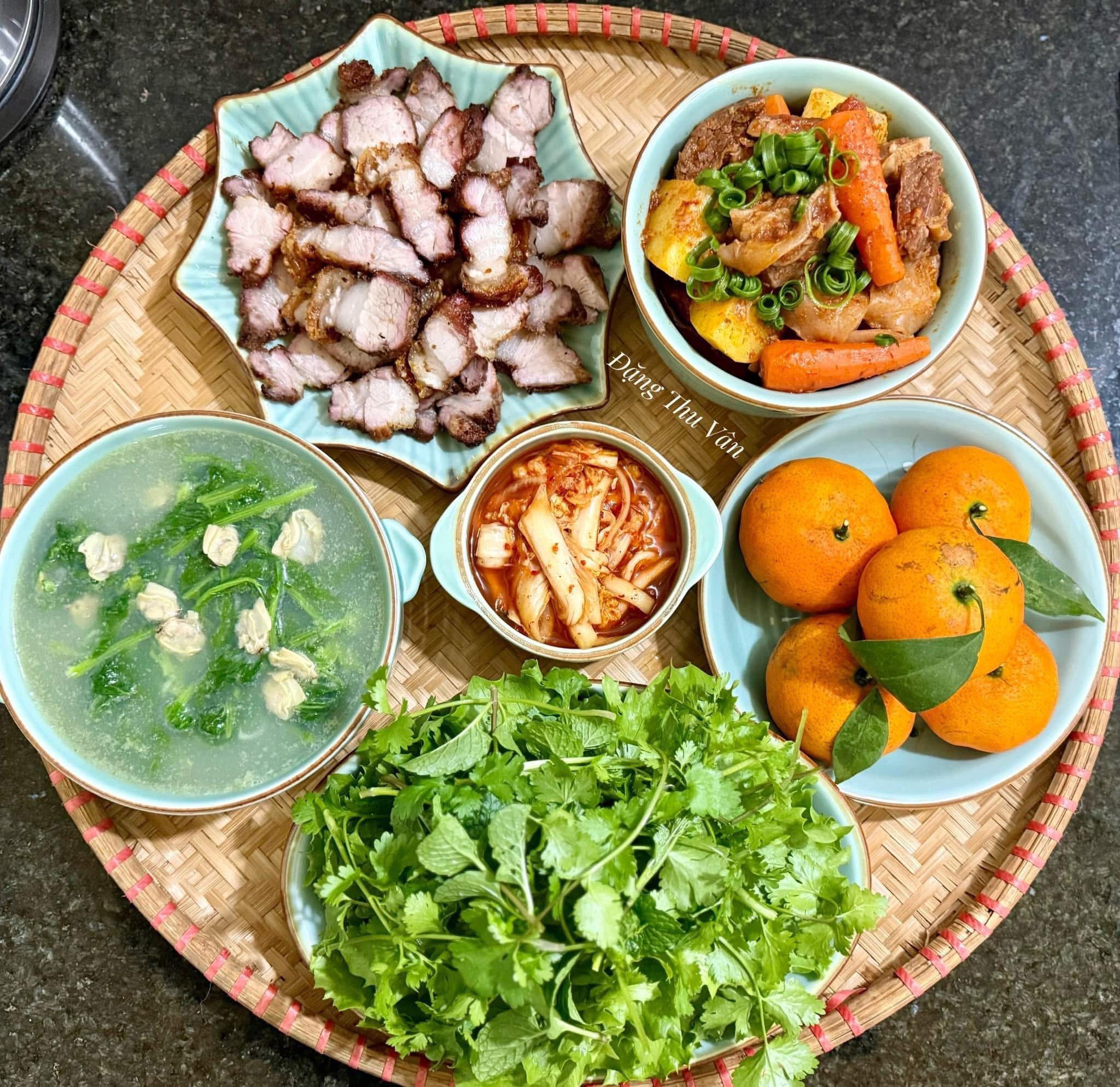 Canh ngao nấu rau cải - Bò kho rau củ - Thịt ba chỉ lợn áp chảo