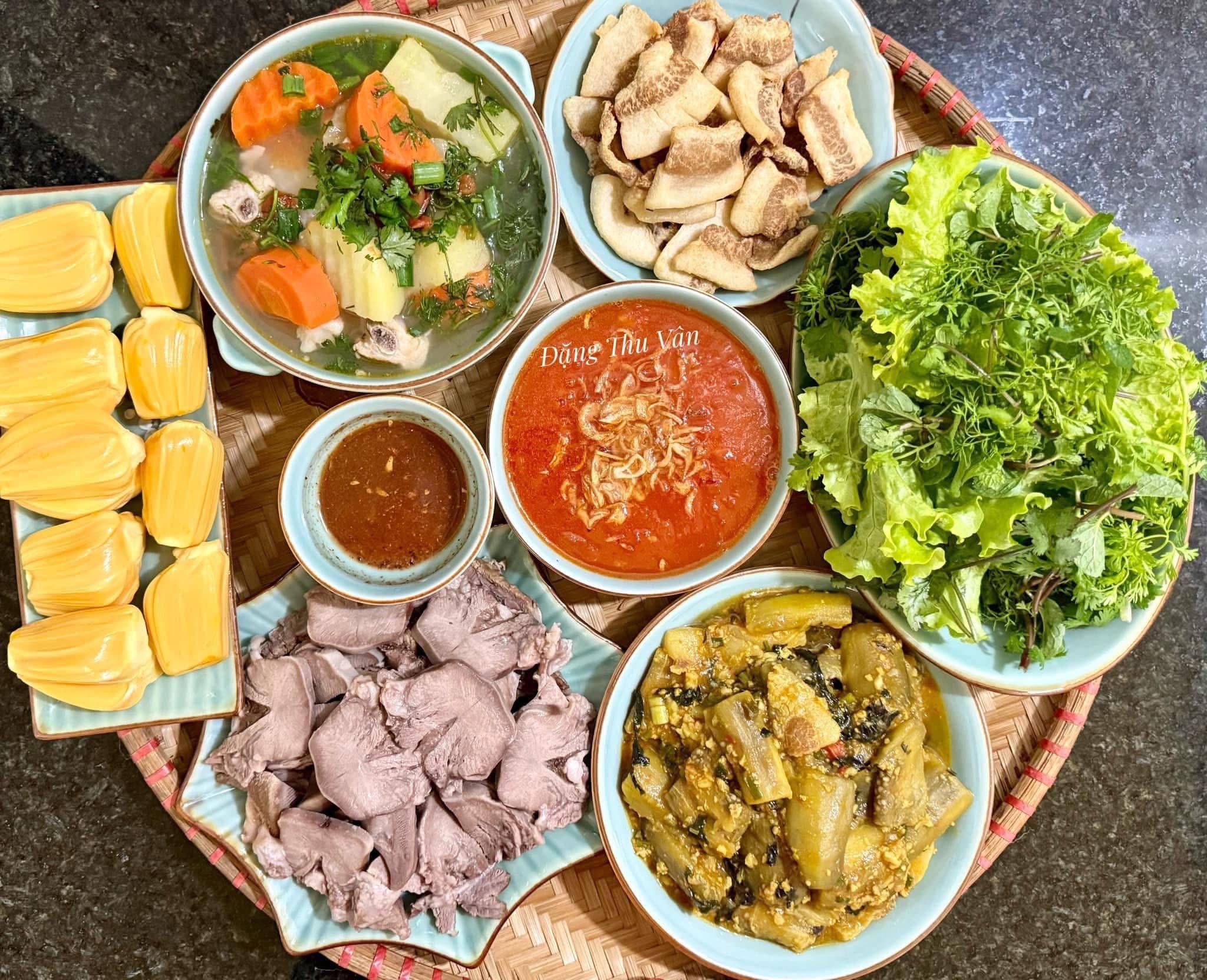 Canh sườn nấu rau củ - Lưỡi lợn luộc - Cà tím xào - Tóp mỡ