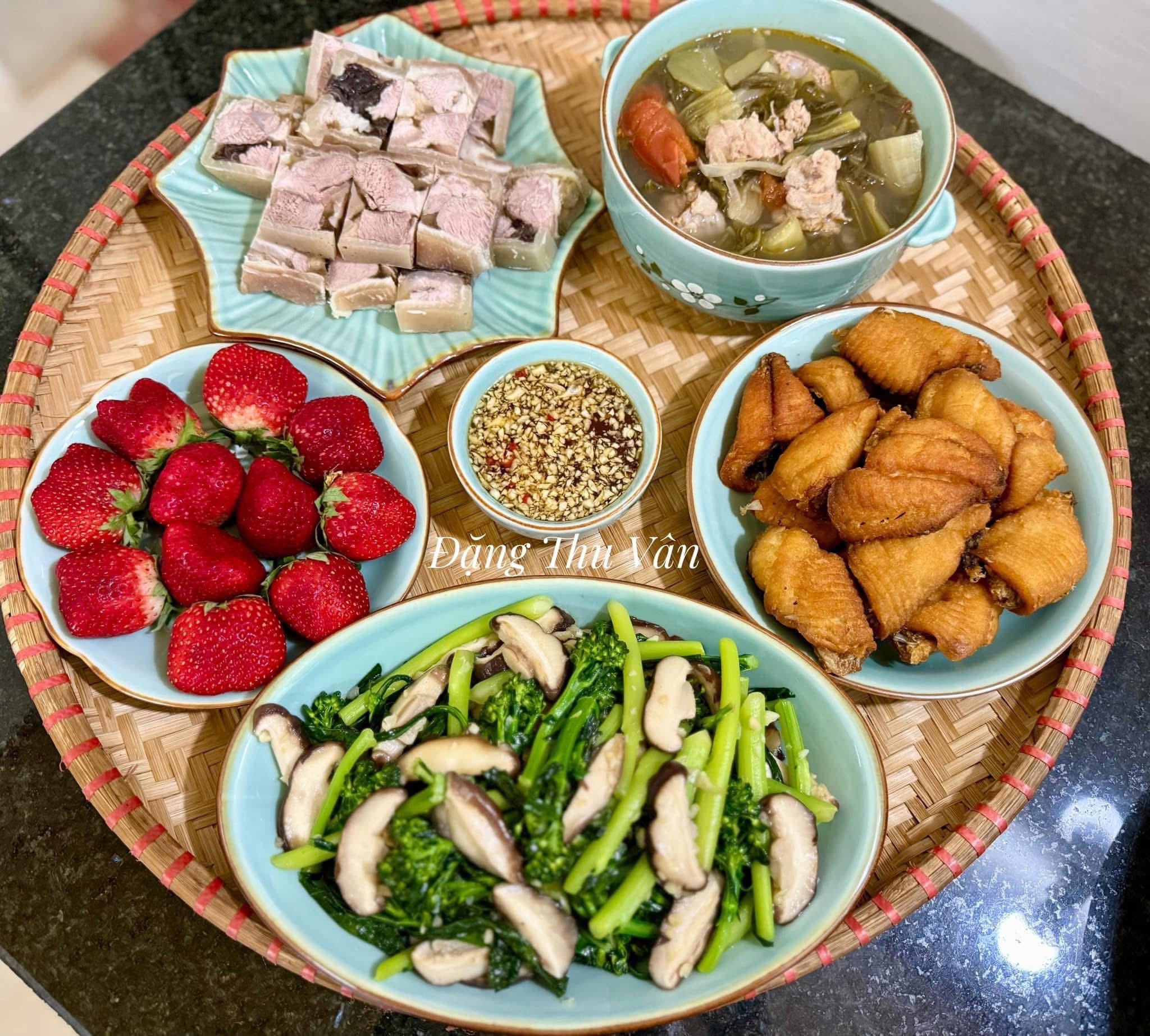 Cá rô phi rán giòn - Canh dưa chua nấu sườn - Súp lơ xào nấm - Thịt nấu đông