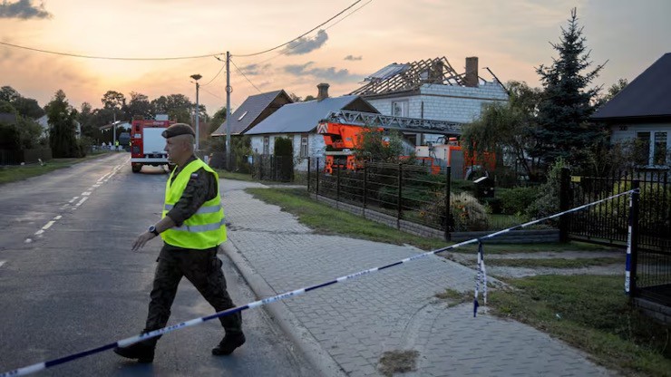 Nhà chức trách Ba Lan phong tỏa khu vực bị hư hại do UAV Nga. Ảnh: Reuters.