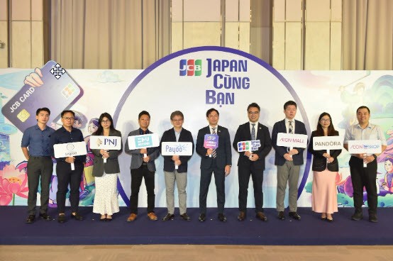 Đại điện JCB cùng các nhãn hàng hợp tác trong chương trình Happy Weekend