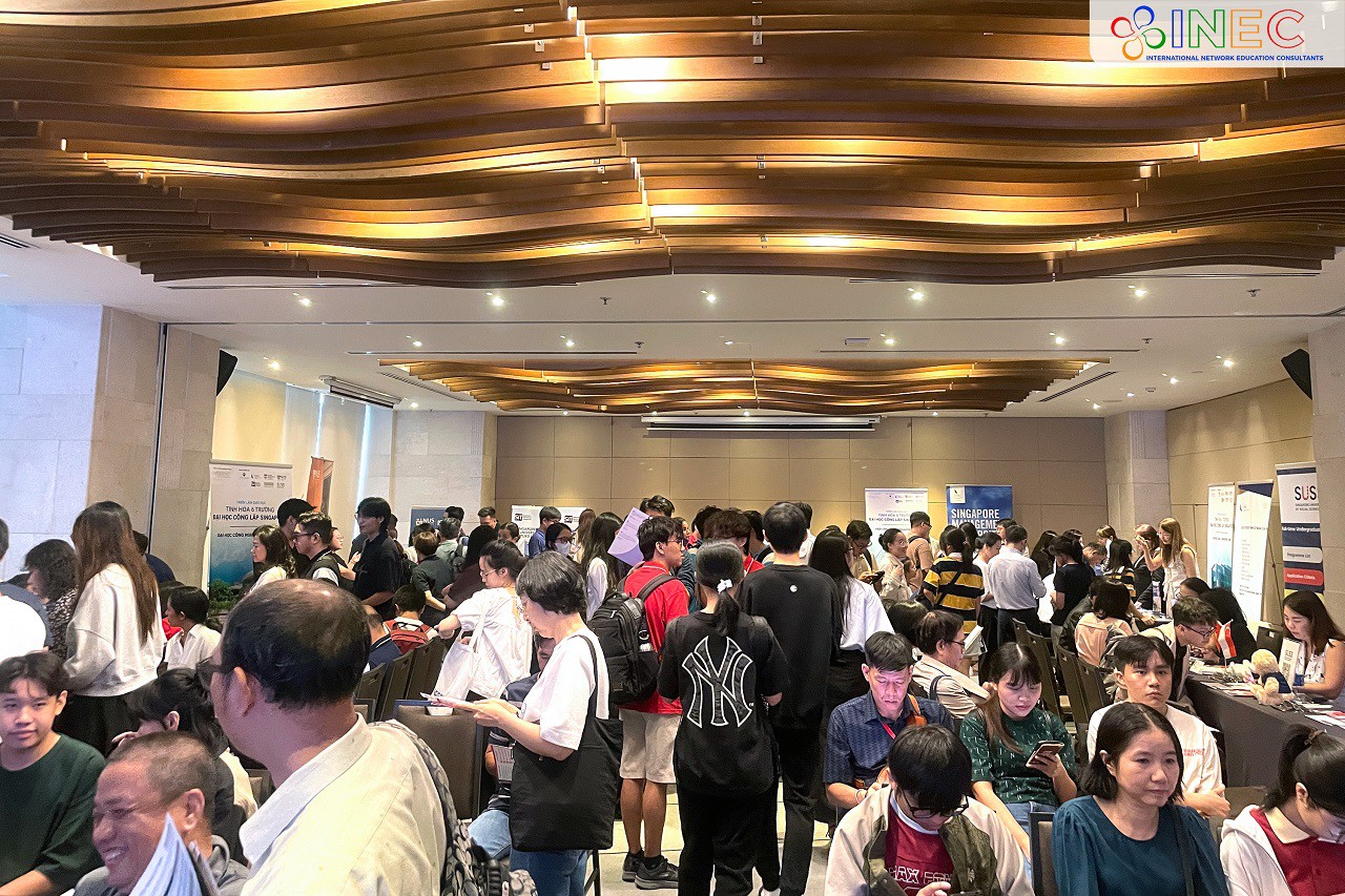 Triển lãm Giáo dục Công lập Singapore 2024 thu hút đông đảo phụ huynh, học sinh tham dự