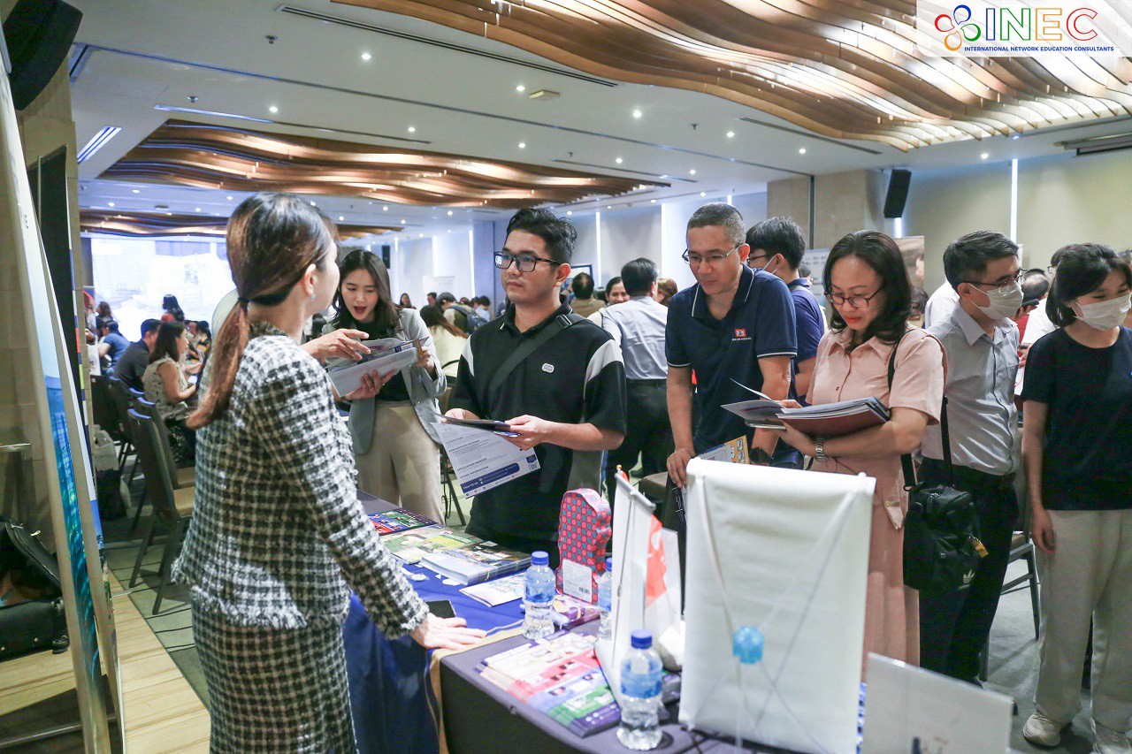 Phụ huynh, học sinh trao đổi trực tiếp với đại diện trường công lập Singapore về chương trình đào tạo, ngành học thế mạnh