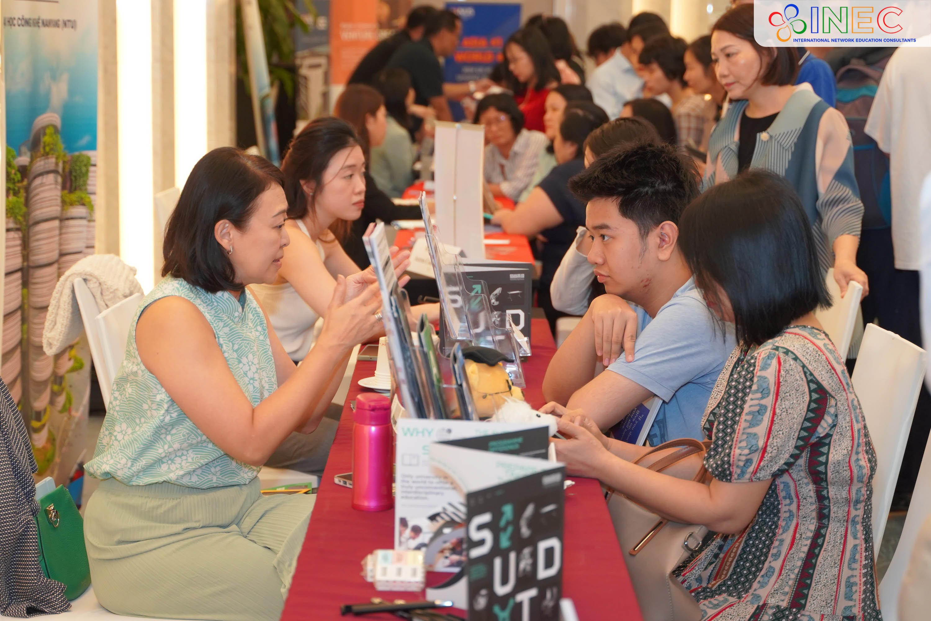 Đại diện trường cung cấp thông tin chính thống về tuyển sinh, giúp học sinh hoạch định lộ trình học tập phù hợp