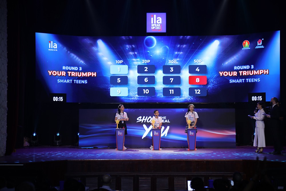 Thí sinh trong vòng thi kiến thức tại đêm chung kết Speak Up 2024