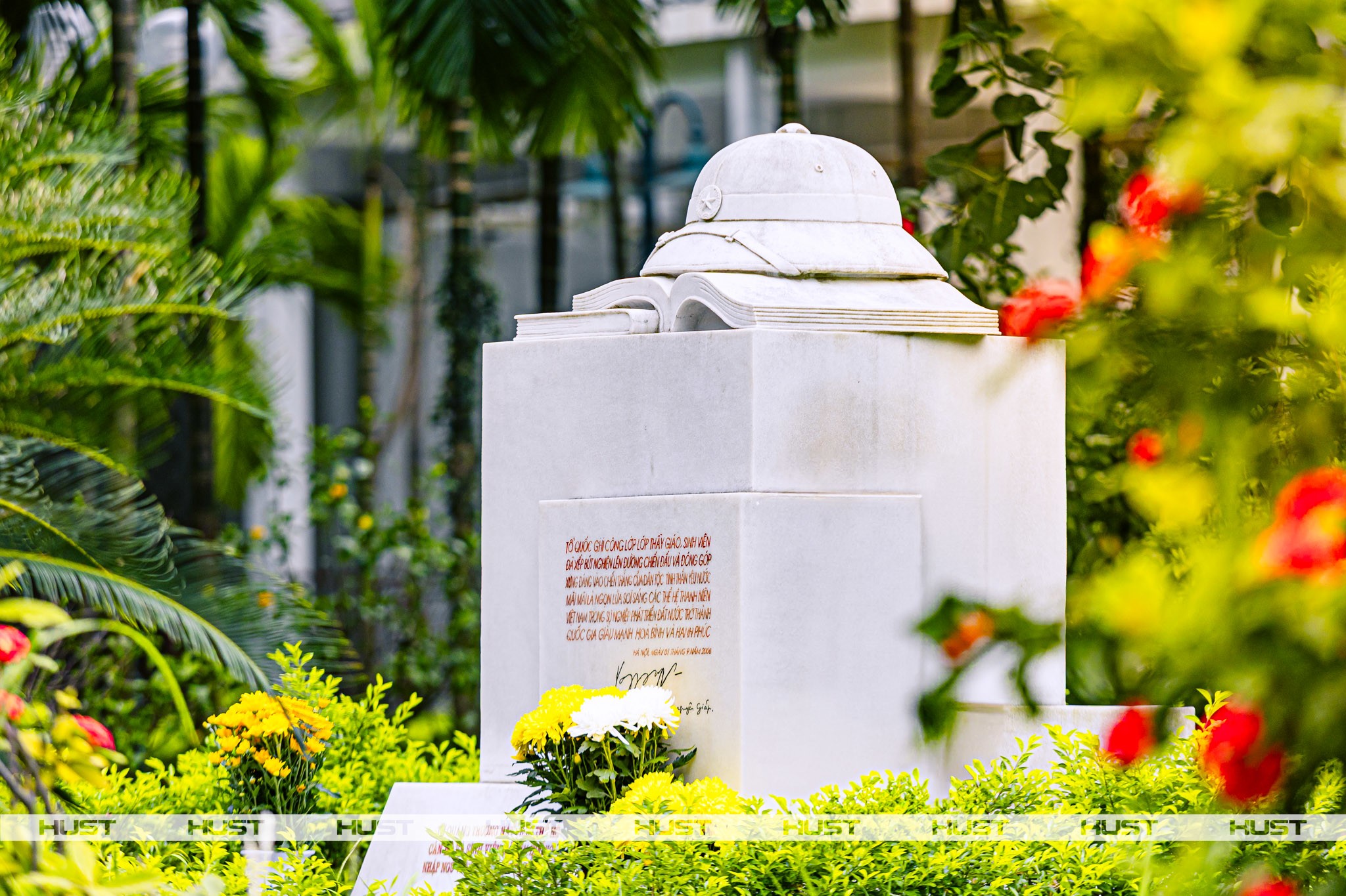 Tượng đài “Cán bộ và sinh viên xếp bút nghiên lên đường bảo vệ Tổ quốc” trong khuôn viên trường
