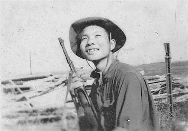 Binh nhì Nguyễn Dũng (sinh viên Đại học Bách Khoa) tham gia chiến đấu tại chiến trường Quảng Trị. Anh là lính thông tin thuộc Trung đoàn 95, Sư đoàn 325, trực tiếp tham gia vào chiến dịch bảo vệ Thành cổ trong 81 ngày đêm giữa mùa hè đỏ lửa năm 1972.