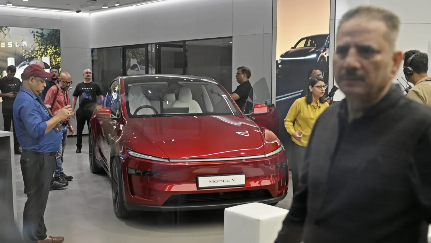 Một chiếc Tesla Model Y được trưng bày bên trong phòng trưng bày đầu tiên của công ty tại Khu phức hợp Bandra-Kurla ở Mumbai, Ấn Độ, vào ngày 15/7/2025.