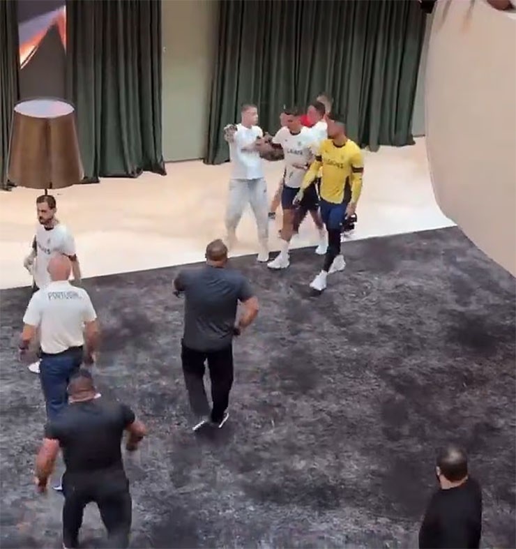 Ronaldo phát bực vì 1 CĐV đeo bám đòi chụp ảnh cùng