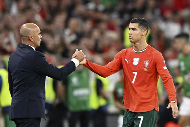 Ronaldo (áo đỏ) ghi bàn không ngừng cho tuyển Bồ Đào Nha