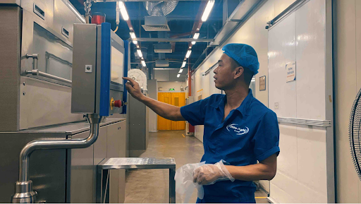 Kỹ sư kiểm tra dây chuyền tại nhà máy Hữu Nghị