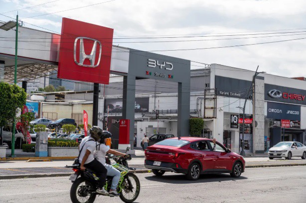 Các đại lý của Honda Motor Co., BYD Co. và Chery Automobile Co. tại thành phố Mexico. Ảnh: Stephania Corpi/Bloomberg