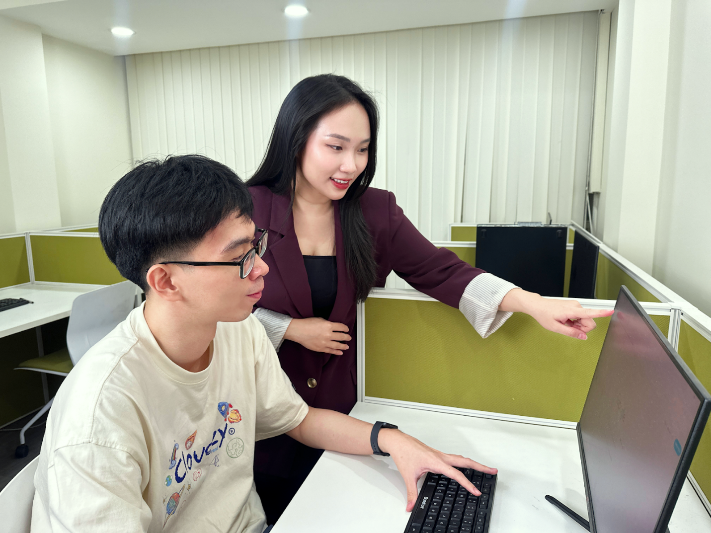 Giáo viên luôn theo sát và đồng hành cùng học viên mỗi ngày