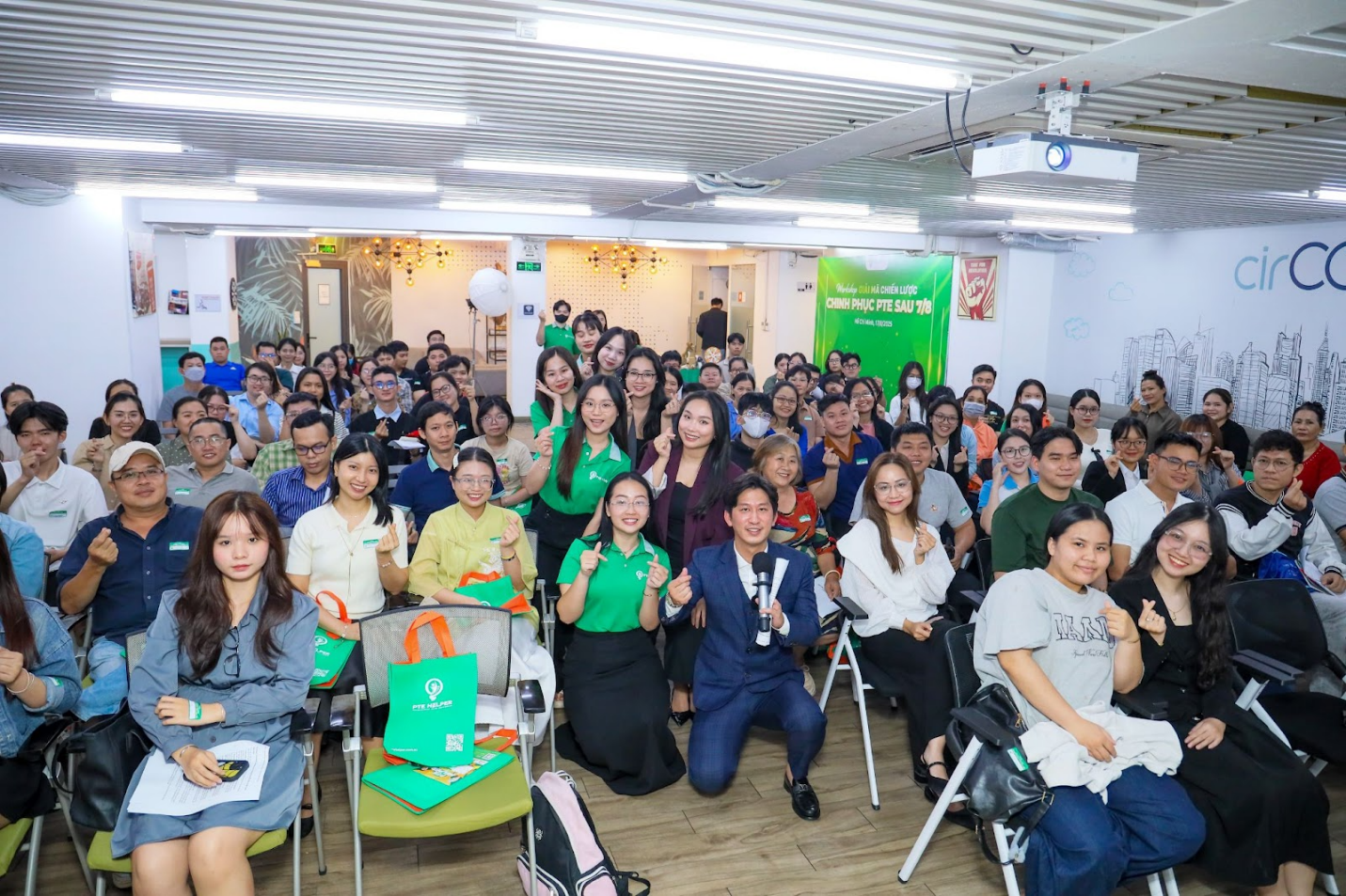 Học viên tham gia workshop PTE mới nhất để bổ sung kiến thức ngoài giờ học trên lớp