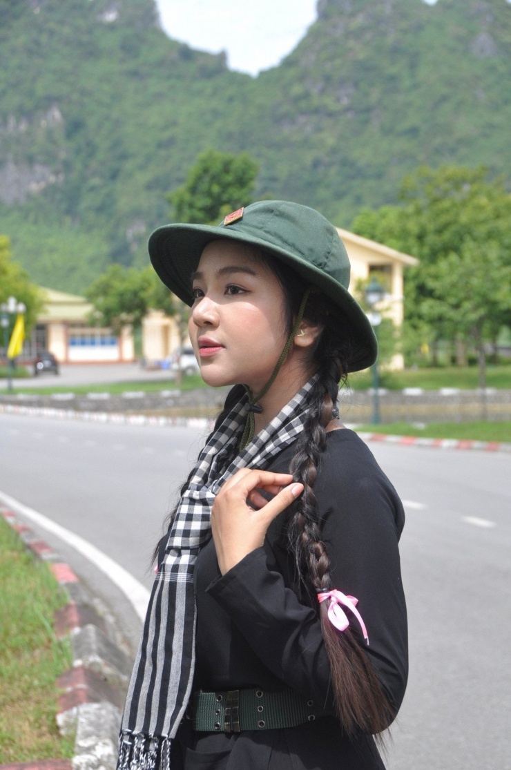 Được biết, Thư từng là thủ khoa ngành thiết kế thời trang tại Trường ĐH Tôn Đức Thắng, nhận học bổng thạc sĩ 100%, du học Ý. (Ảnh: Fb An Thư Đồng)