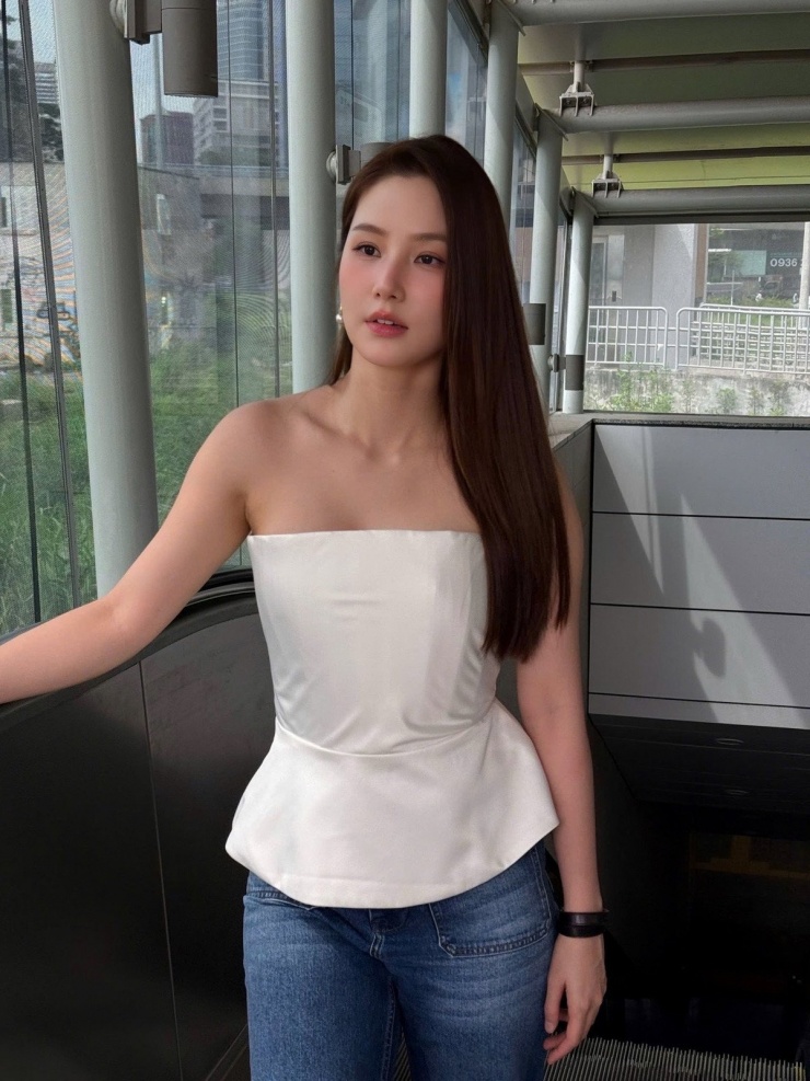Xuất hiện trong những bức ảnh gần đây, Diễm My 9X diện một chiếc áo cúp ngực trắng kết hợp với quần jeans, khoe trọn bờ vai trần mảnh mai và quyến rũ.