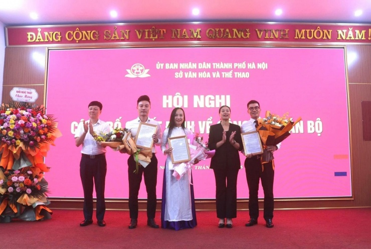 NSND Thu Huyền (giữa) nhận quyết định bổ nhiệm. Ảnh: Nhà hát Chèo Hà Nội.