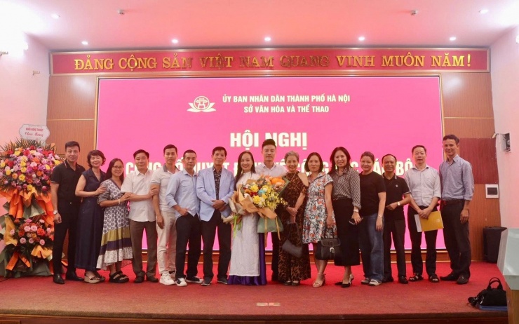 Đồng nghiệp chúc mừng tân lãnh đạo của Nhà hát Chèo Hà Nội.