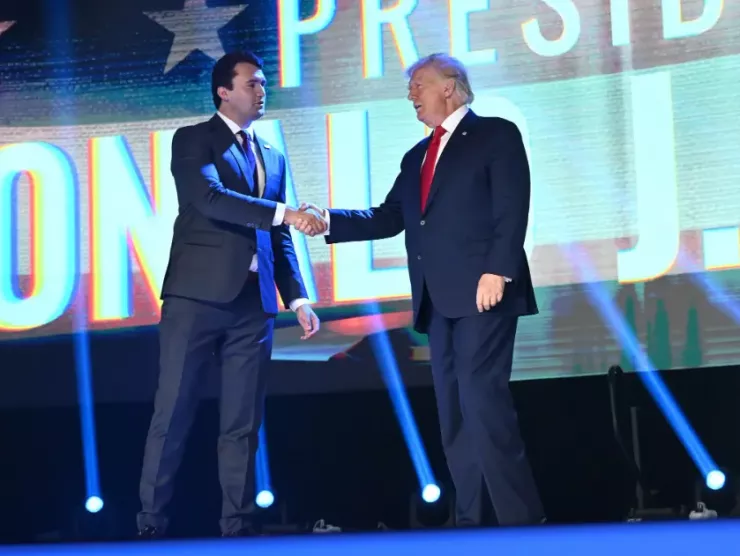 Ông Charlie Kirk và ông Trump trong một sự kiện vào năm 2022. Ảnh: THE NEW YORK TIMES