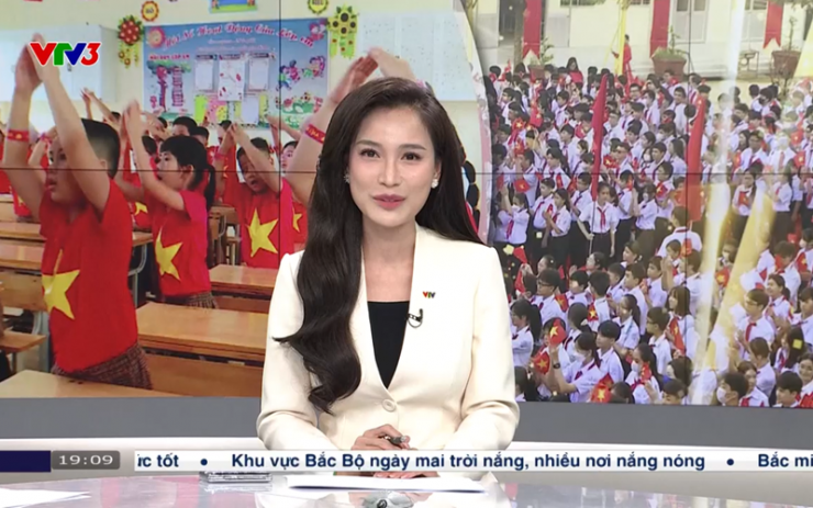 Biên tập viên Hoàng Linh Thủy sinh năm 1992 tại Lạng Sơn, hiện là một trong những gương mặt nổi bật nhất của bản tin Thời sự 19h trên VTV. Ở tuổi 33, cô khẳng định vị thế trong dàn BTV hàng đầu của đài truyền hình quốc gia.
