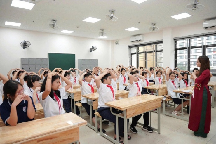 Một lớp học đông học sinh ở Hà Nội