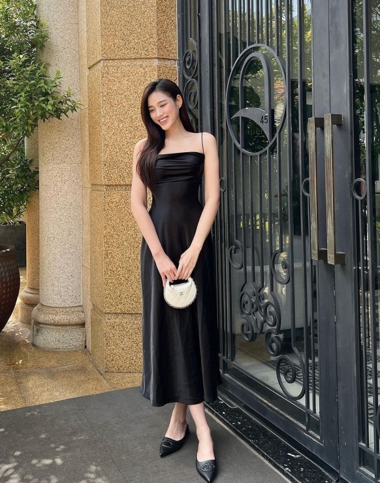 Người đẹp dạo phố với túi Chanel 23C Mini Pouch bằng da cừu thuộc bộ sưu tập Métiers d'art 2024 giá 52 triệu đồng.