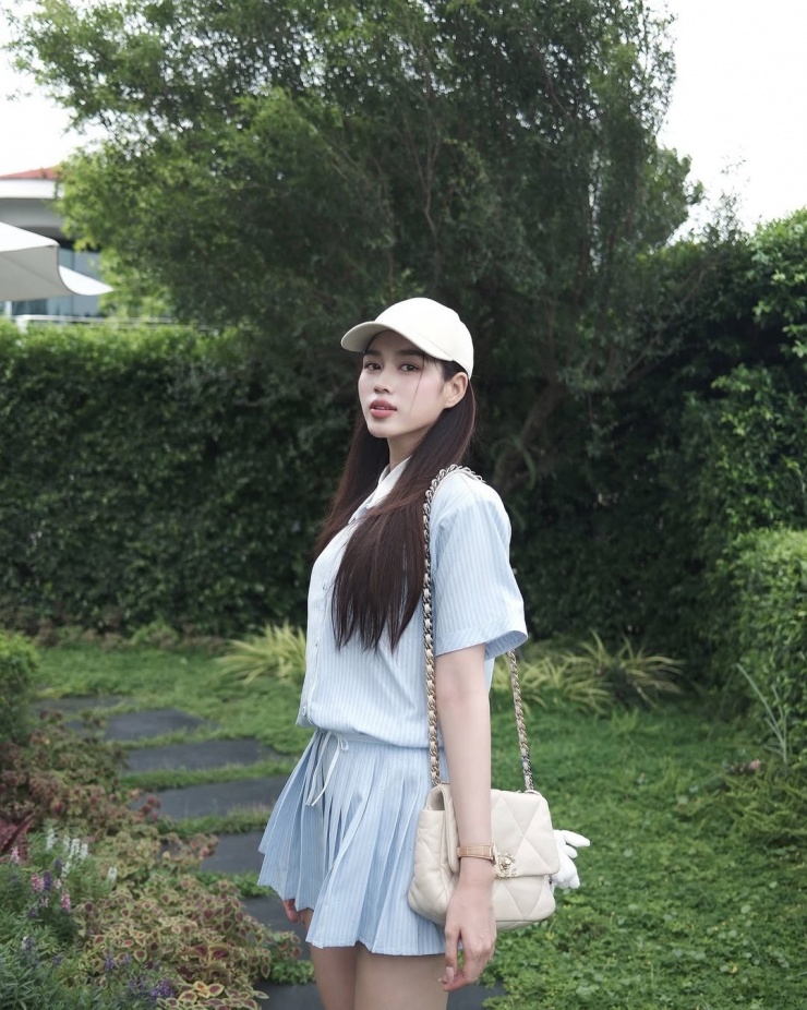 Hơn hai năm nay, hoa hậu bổ sung nhiều thiết kế vào kho túi hiệu xa xỉ, trong đó có mẫu Chanel hơn 150 triệu đồng. Bộ sưu tập túi xách của cô phong phú về kiểu dáng, kích cỡ, ưu tiên màu trung tính để dễ phối.