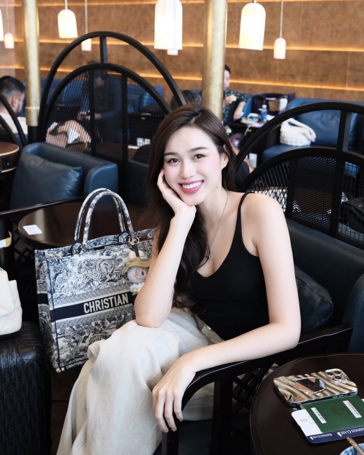 Bộ sưu tập túi Dior của cô còn có mẫu Book Tote giá gần 3.300 USD (86 triệu đồng).
