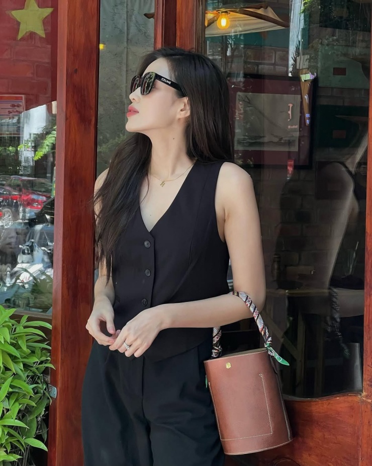 Khi đi chơi trên phố cổ Hà Nội, hoa hậu nhiều lần xách chiếc túi xô Longchamp Épure S hơn 331 bảng (11,8 triệu đồng).