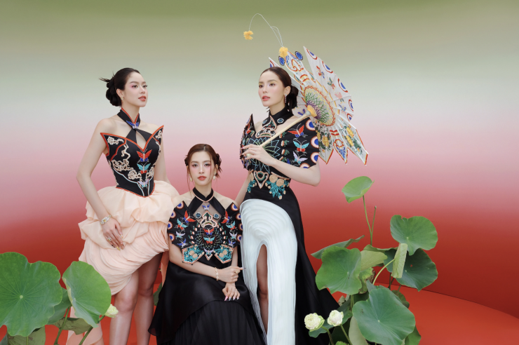 Các người đẹp được nhận xét không chỉ toát lên vẻ đẹp nữ tính, sang trọng mà còn thể hiện rõ sự giao thoa giữa truyền thống và hiện đại, giữa nét thanh tao của áo dài Việt và ngôn ngữ trẻ trung, hợp xu hướng.