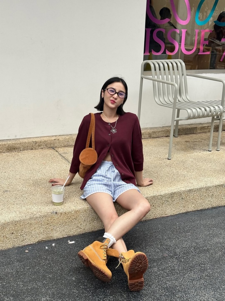 Theo Vogue, cardigan tiếp tục là một trong những xu hướng hot năm nay được nhiều cô gái ưa chuộng. Trong những ngày đầu thu, nhiều bạn trẻ xuống phố với áo chất liệu dệt kim mỏng, thường kết hợp quần shorts, chân váy ngắn. Ảnh: Pinterest