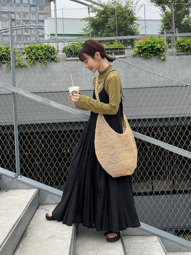 Giới trẻ còn chuộng áo thun mỏng dài tay đi kèm quần jeans ống rộng hoặc đầm maxi.