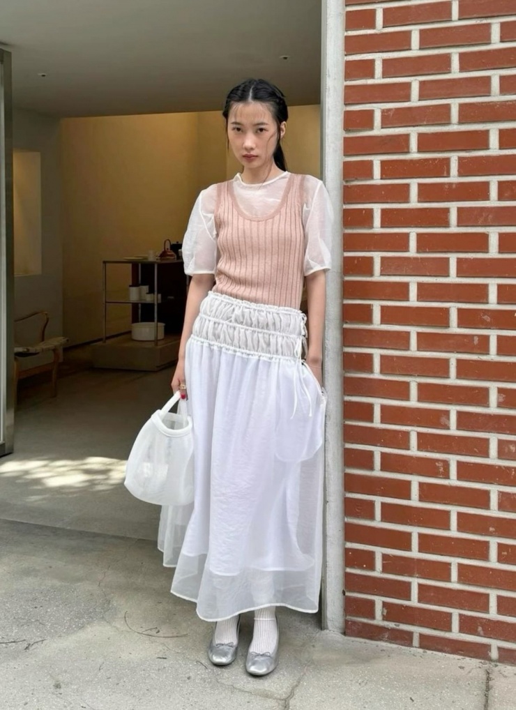 Với bộ đồ mùa hè, chỉ cần thêm một chiếc gilet dệt kim, bạn đã có một bộ cánh mùa thu hợp thời. Từ đầu năm tới nay, gilet kiểu công sở hoặc vintage được nhiều người lựa chọn vì tiện lợi.