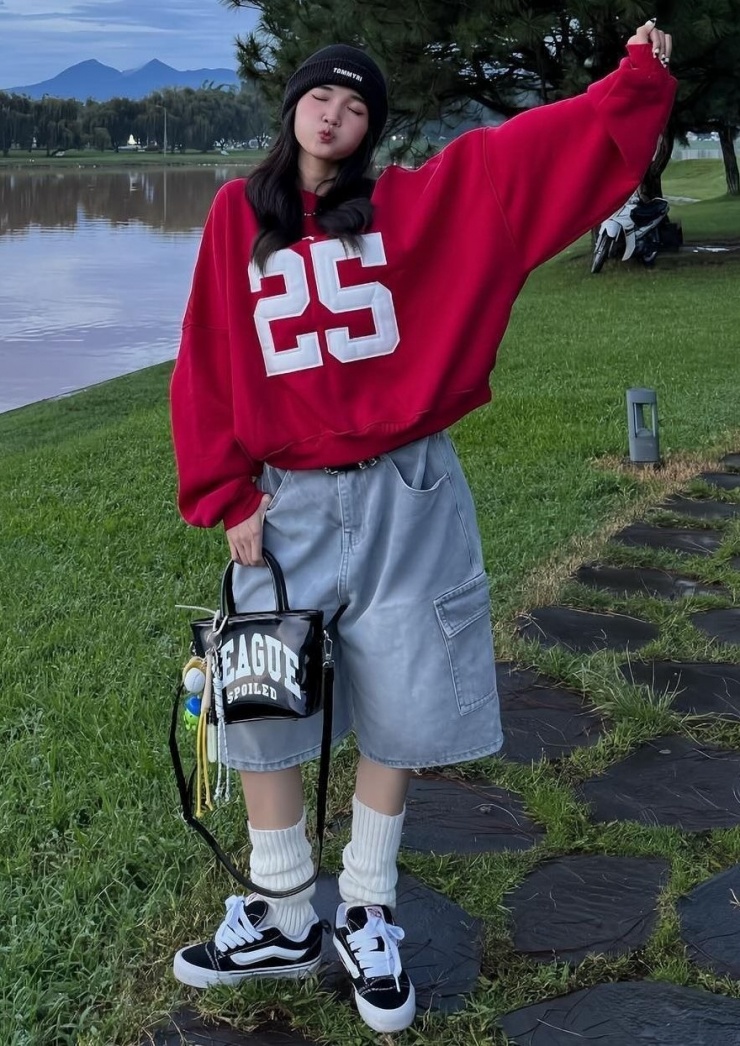 Hai năm trở lại đây, áo sweatshirt không còn là món đồ chỉ dành cho Thu Đông. Nhiều bạn trẻ TP HCM còn mặc chúng trong mùa hè. Thiết kế phù hợp với những bạn thích phong cách unisex, hiphop, grunge, punk.