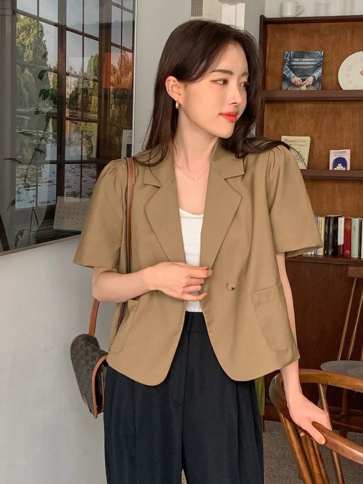 Giới trẻ và thanh niên còn chuộng mốt blazer cộc tay. Bạn có thể phối chúng với quần vải baggy, chân váy xếp ly, chân váy midi trong nhiều hoàn cảnh như đi học, đi làm, gặp gỡ đối tác, dự sự kiện.