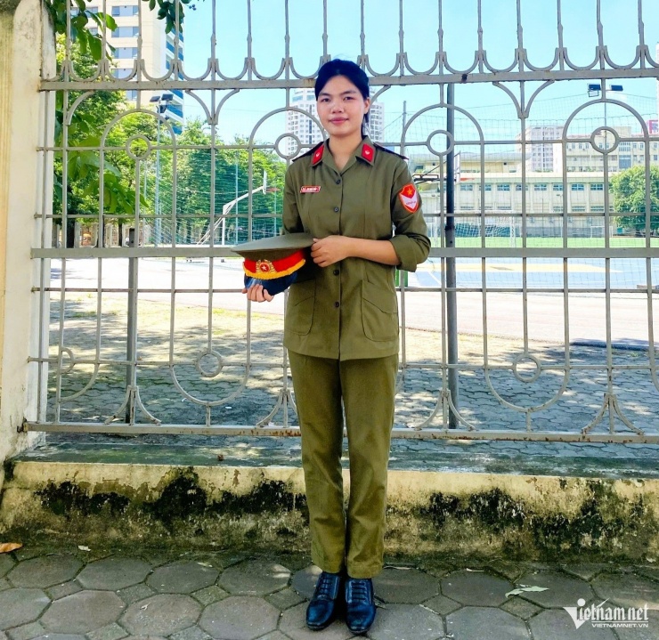 Tráng Thị Hà trong bộ đồng phục sinh viên ngành Giáo dục Quốc phòng - An ninh. Ảnh: NVCC